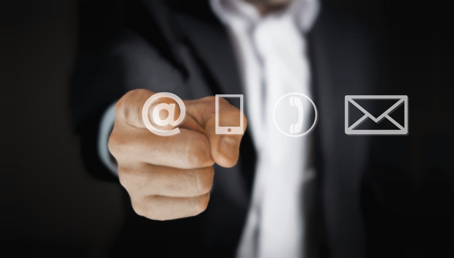 Customer support via email or messenger. CC: Pixabay